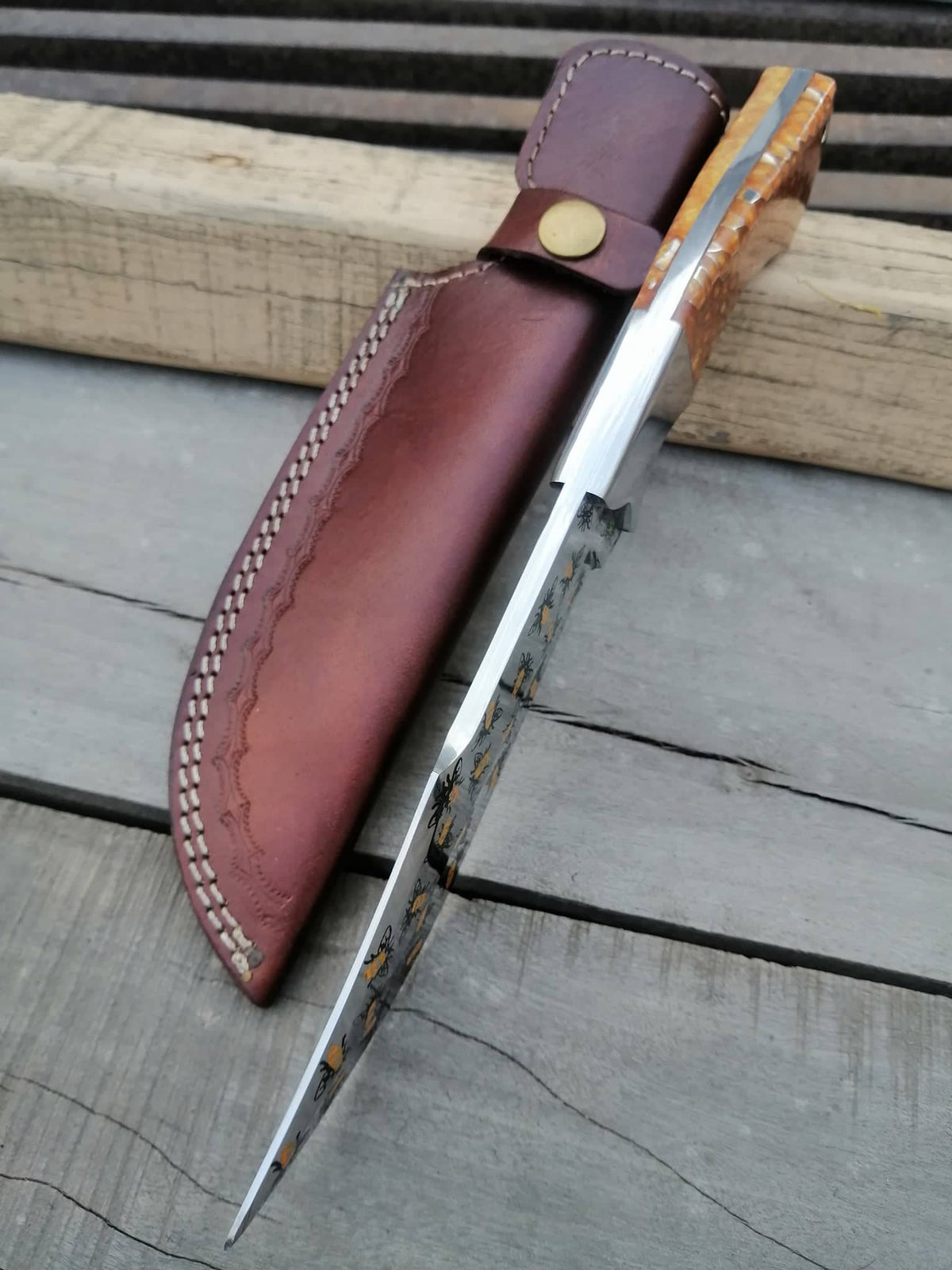 Blade Smith - Custom Made Hunting Knife with Bees